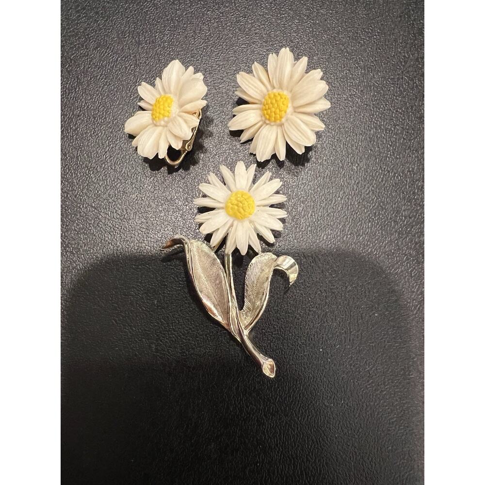 Vintage Sarah Coventry Light N' Bright Daisy Brooch And Clip Earring Set 1969-70